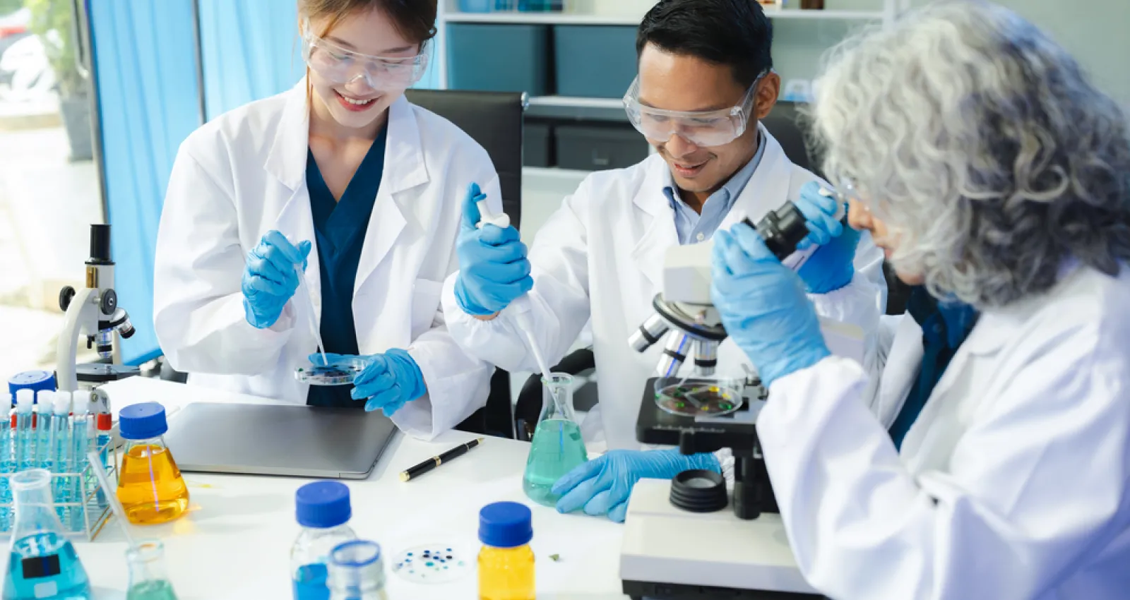Foto de varias personas trabajando en un laboratorio