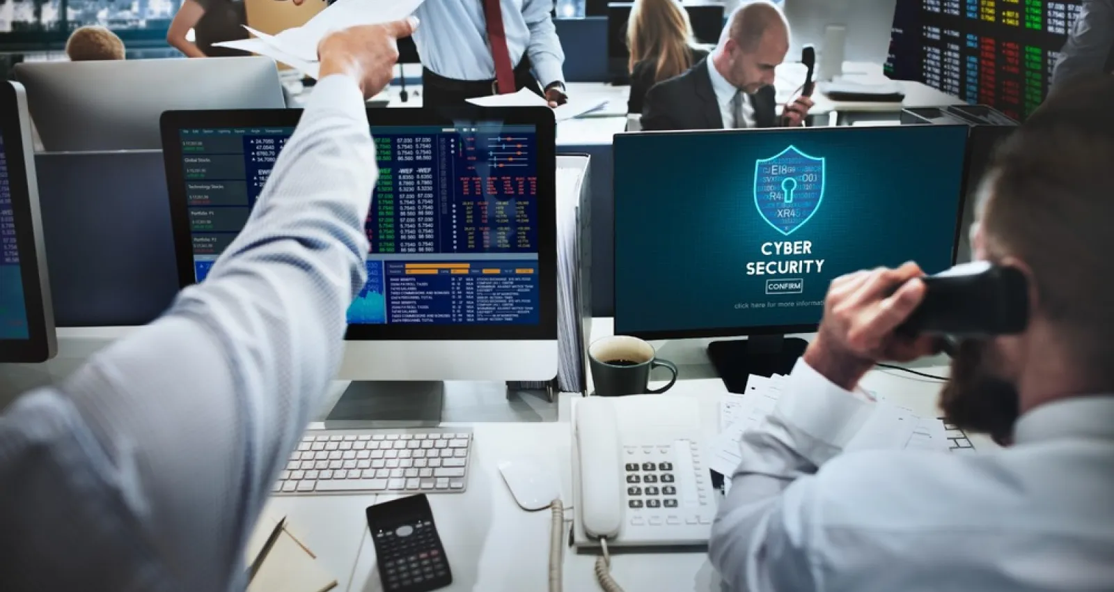 Foto de varias personas trabajando en una oficina