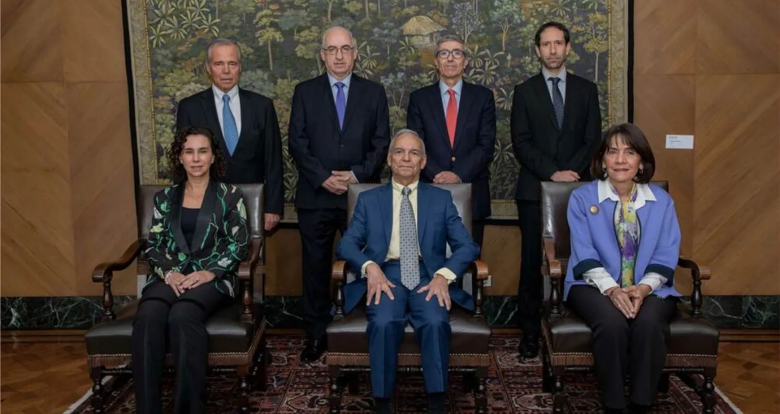 Foto de varias personas, hombres y mujeres, mirando a la cámara