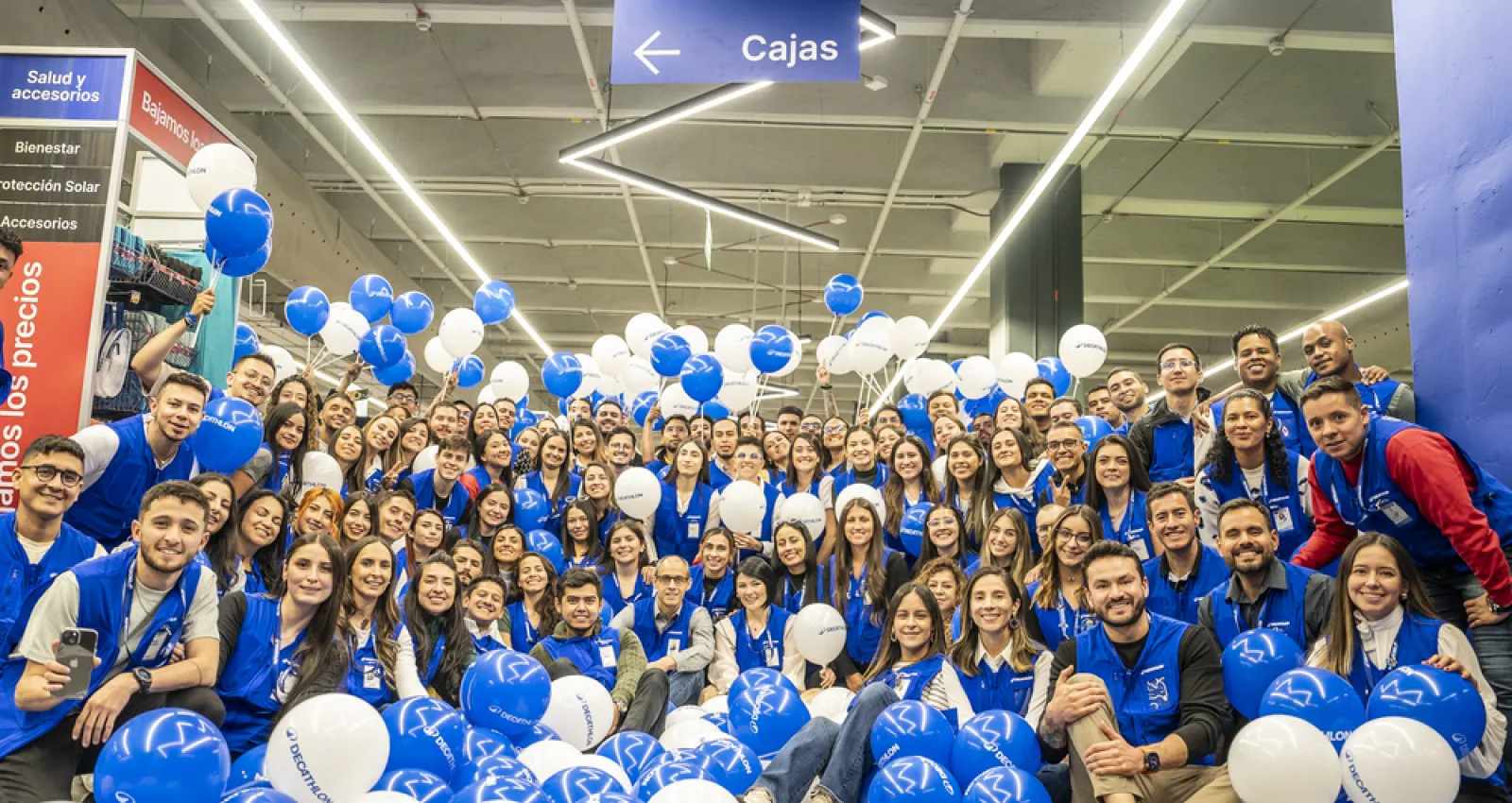 Foto de varios empleados con chalecos azules posando para una foto