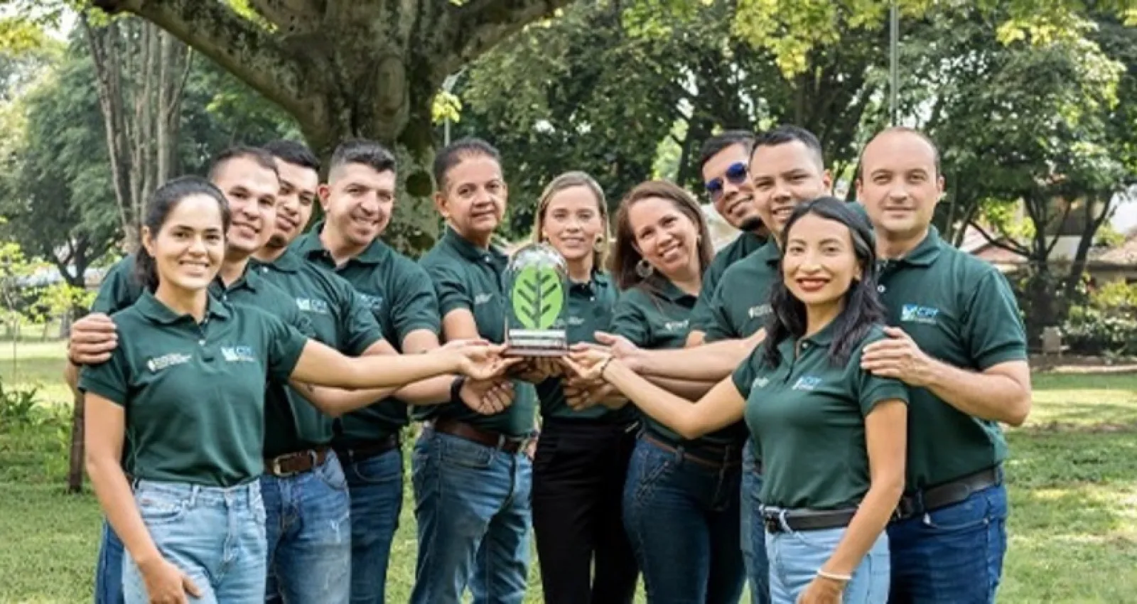 Foto de varios jóvenes posando frente a una cámara