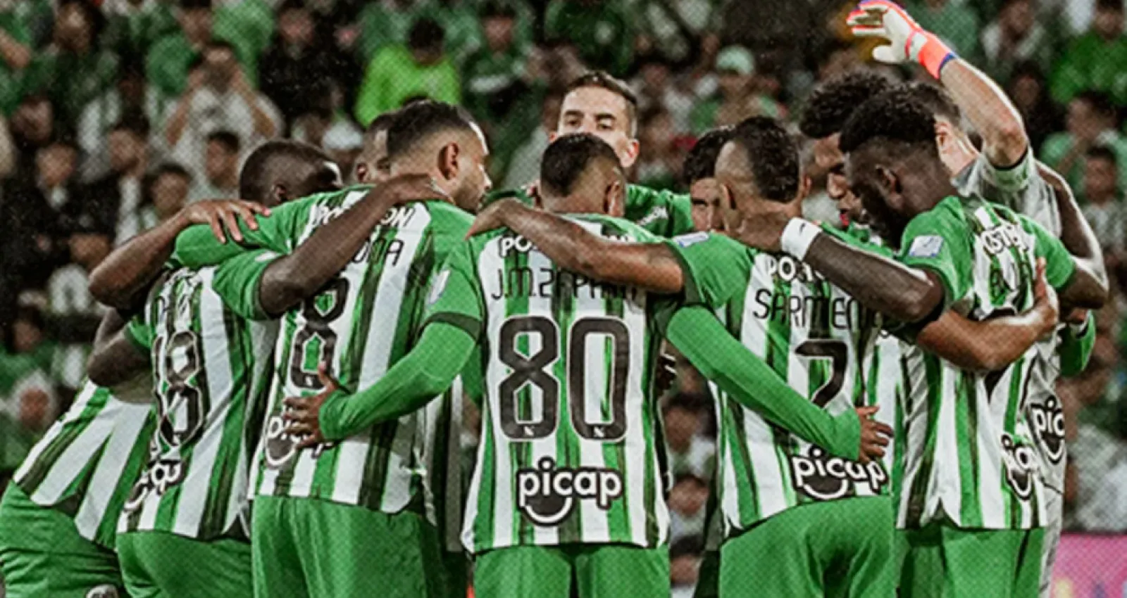 Foto de varios jugadores de atlético nacional abrazados
