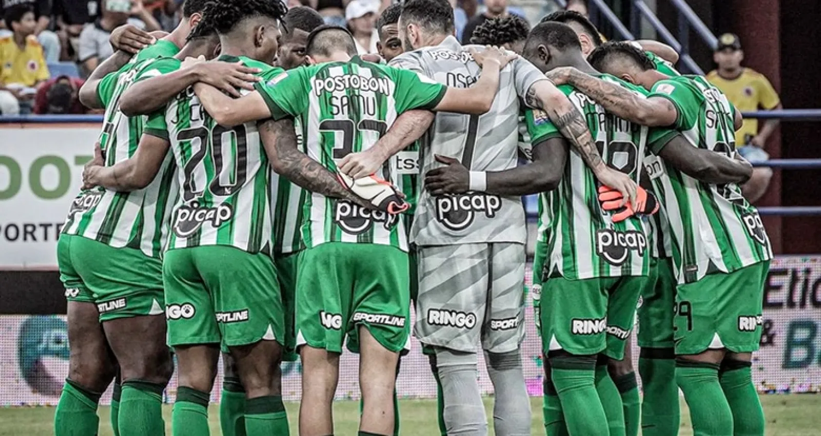 Foto de varios jugadores de futbol con camiseta verde