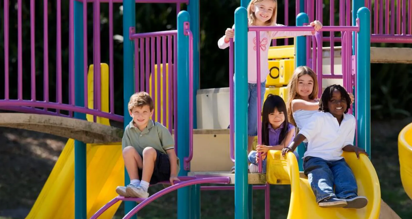 Foto de varios niños posando para una fotografía