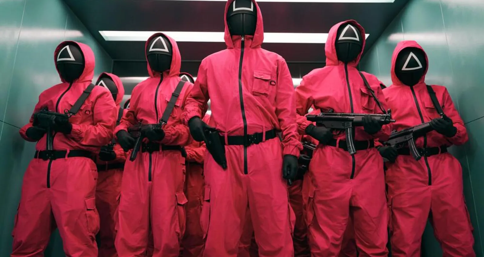 foto de varias personas con trajes y mascaras con trajes rosados