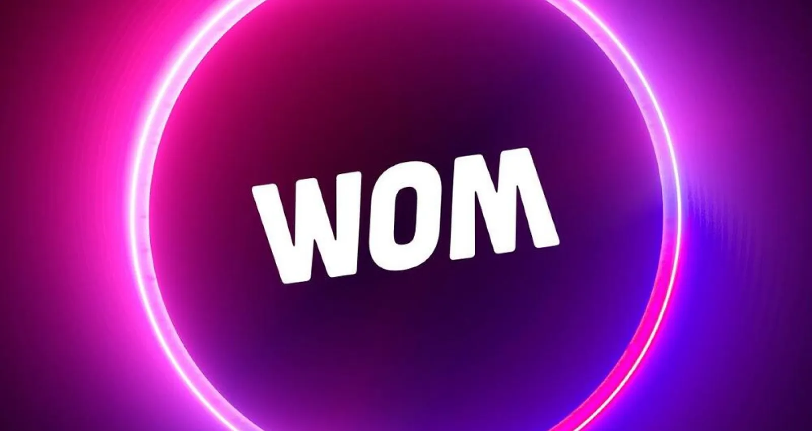 Foto del logo de wom, morado, rosado y con letras blancas