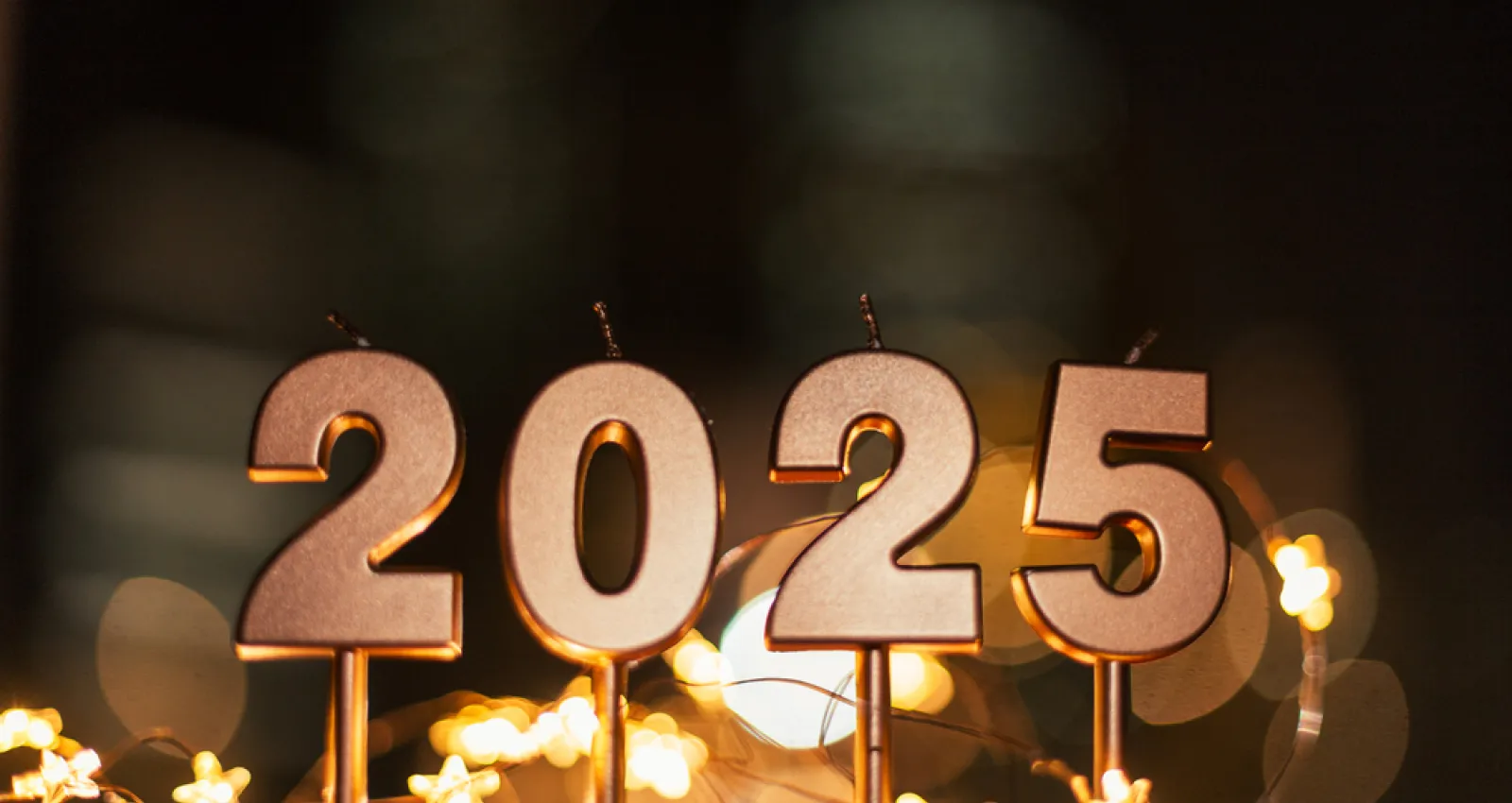 Foto del número 2025 con luces de fondo