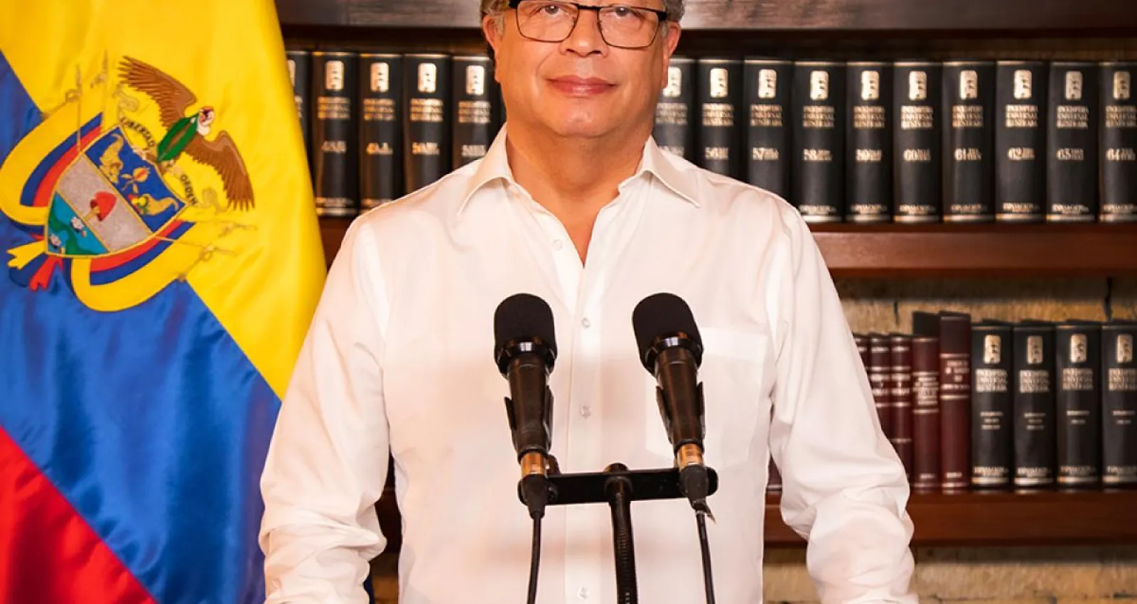 Foto del presidente de la república de colombia frente a la cámara con camiseta blanca