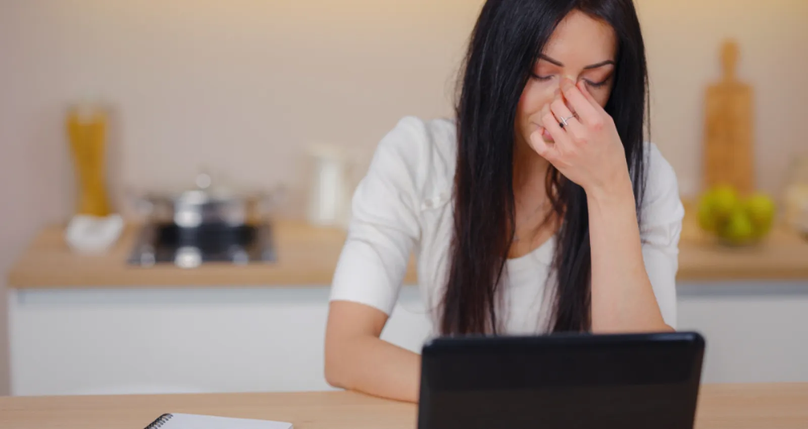 El burnout en Colombia afecta más a las mujeres que a los hombres, según Yerbo