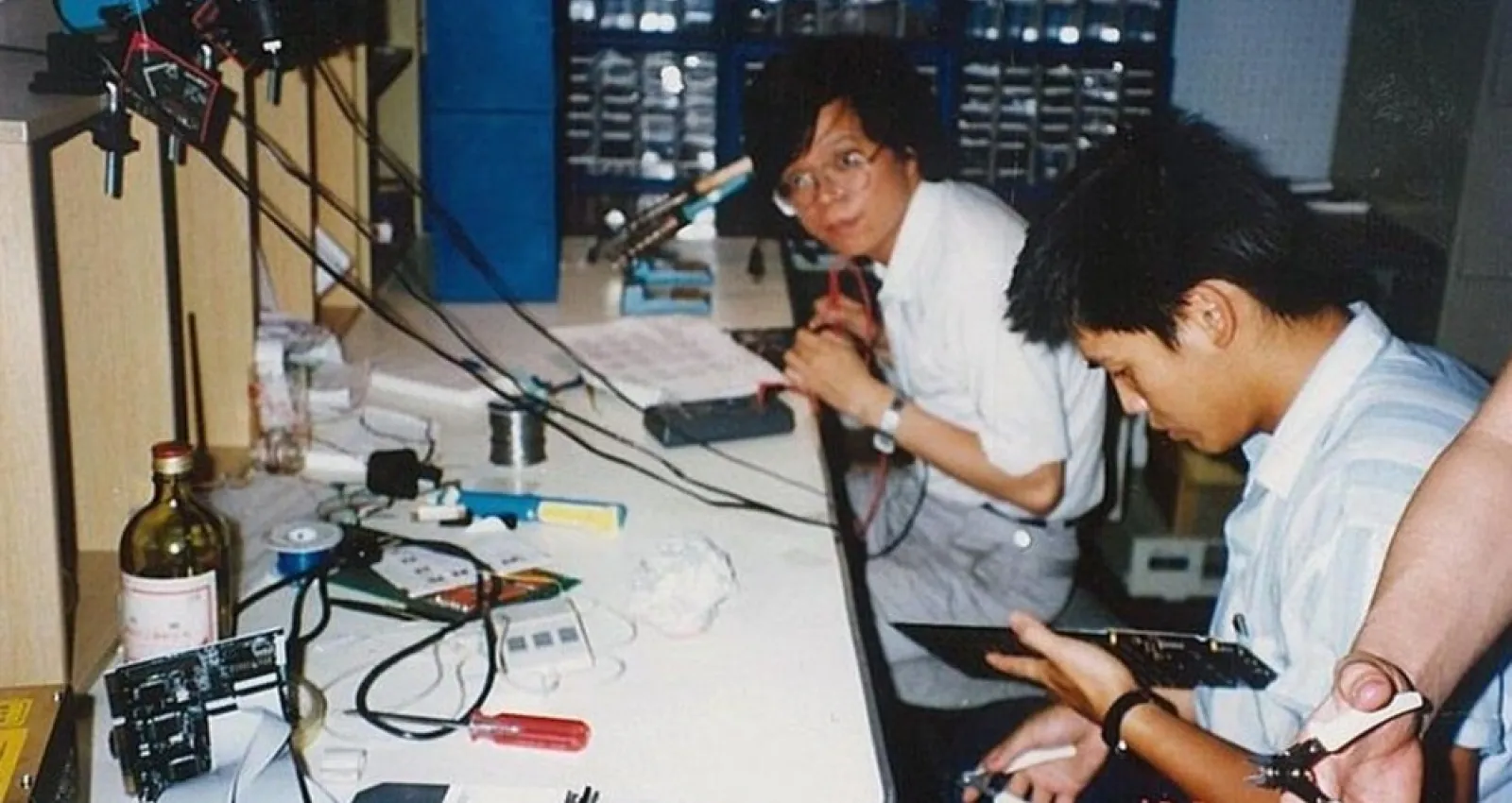 Fotografía de dos ingenieros de sistemas que están creando placas para Asus