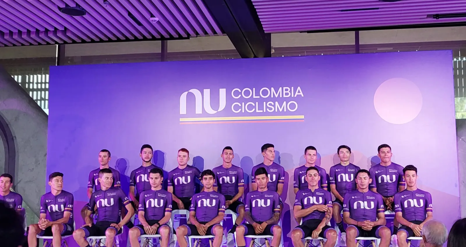 Fotografía de la escuadra de ciclistas Nu Colombia