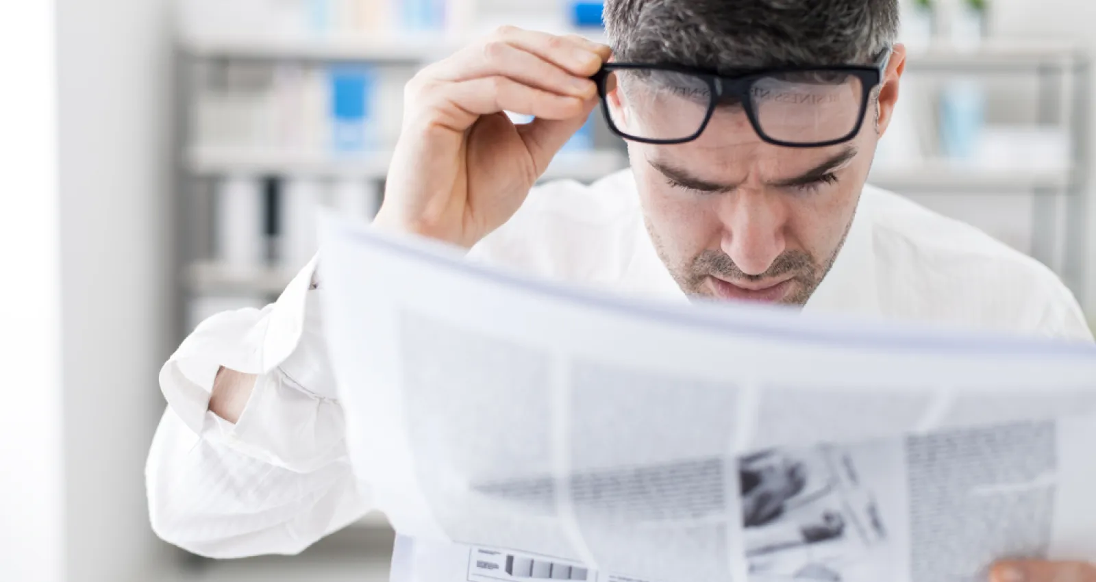 Fotografía de una persona mirando un periódico