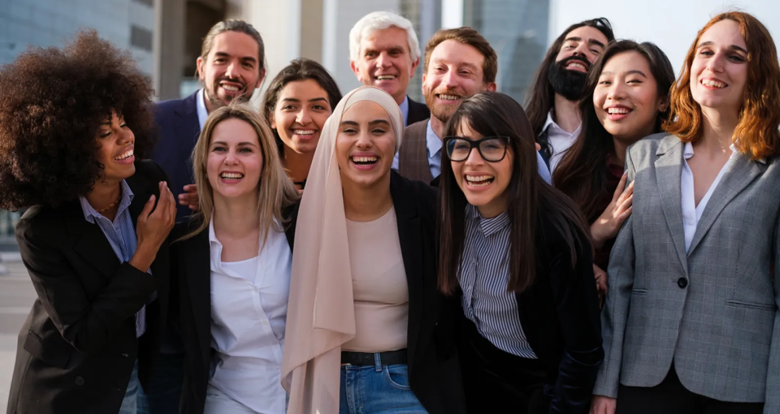 Fotografia de mujeres reunidas frente a la cámara sonriendo