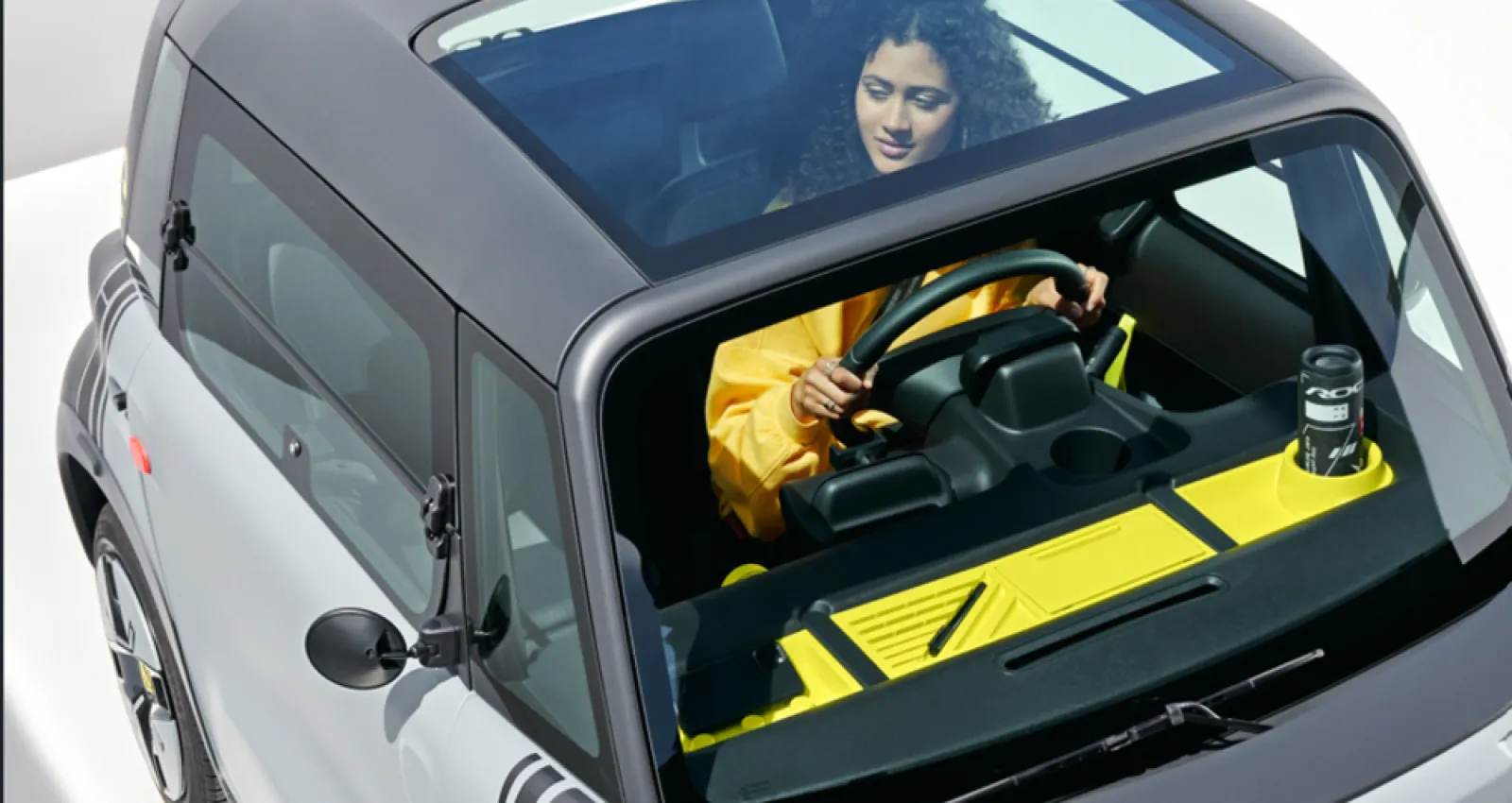 Fotografia de una persona conduciendo un carro eléctrico 