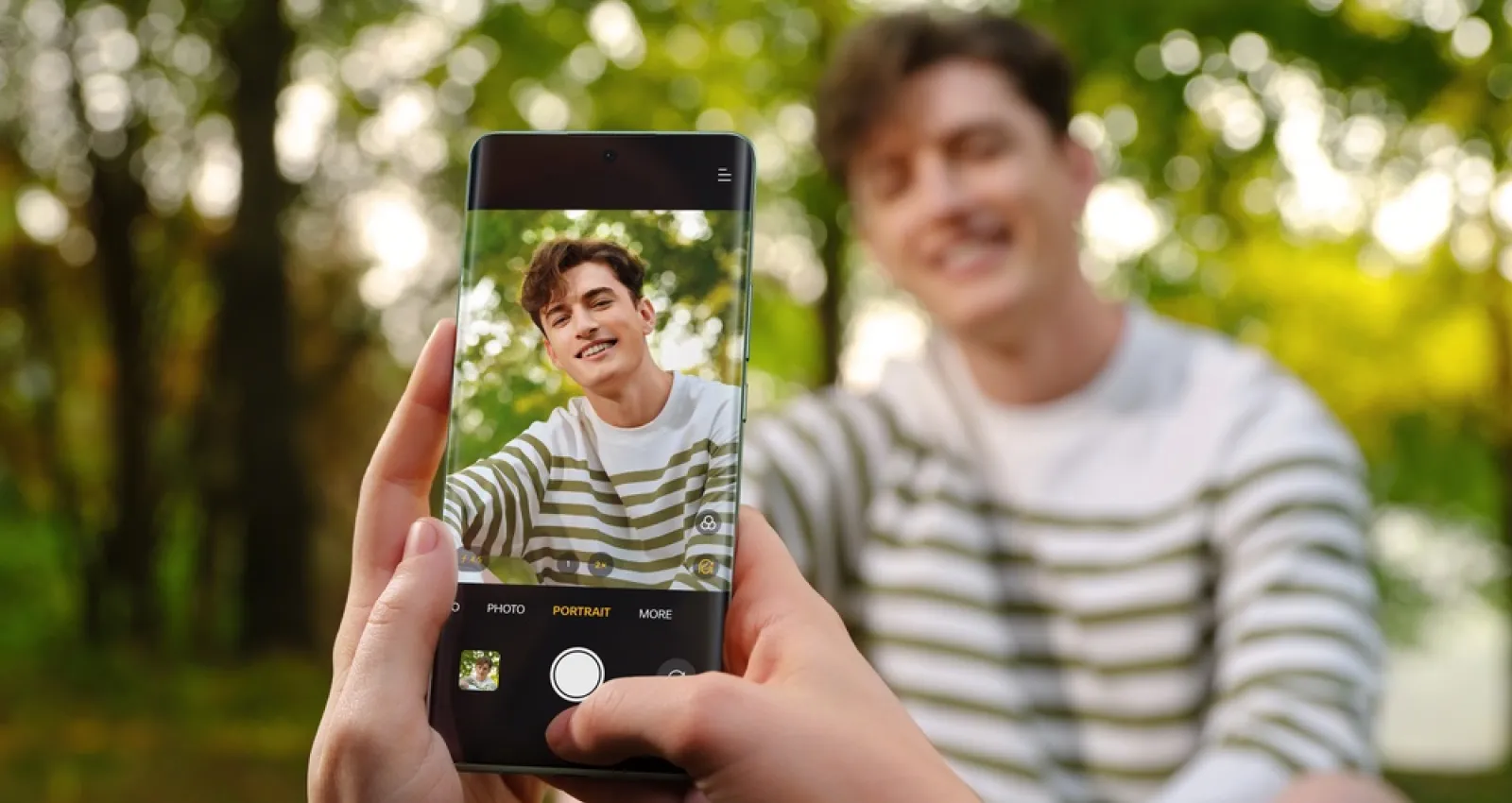 Fotografia de una persona dentro del encuadre del celular con fondo verde