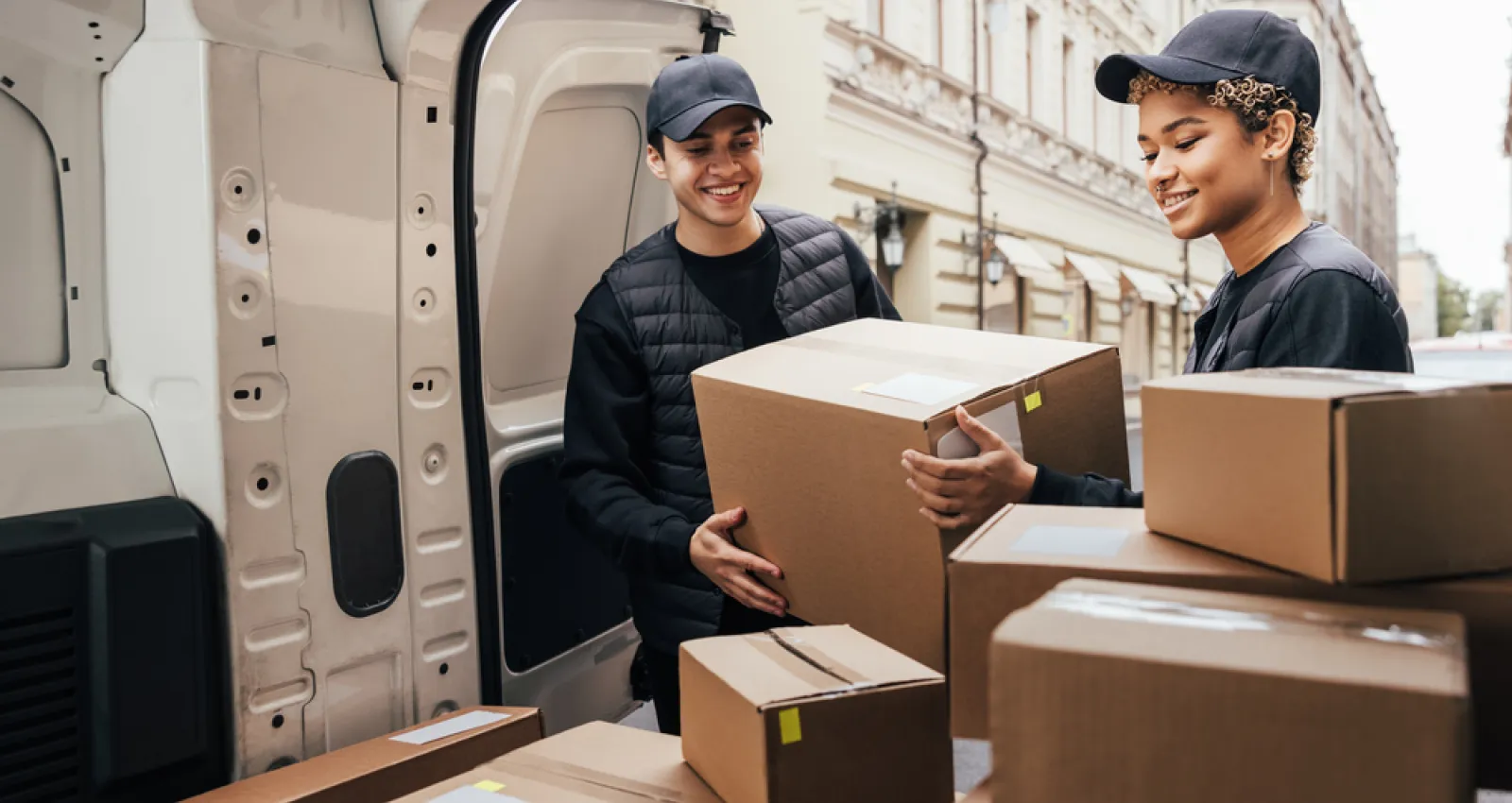 Fotografia de unas personas entregando unas cajas 