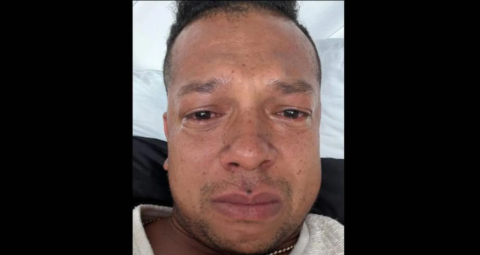 foto de un hombre con cara triste