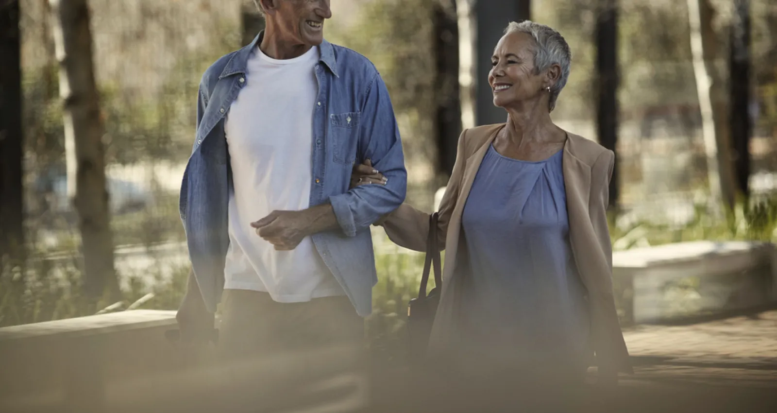 Foto de pareja mayor caminando por el bosque