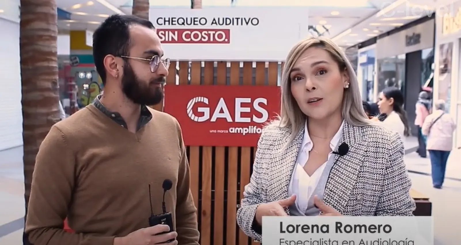 foto de dos personas hablando