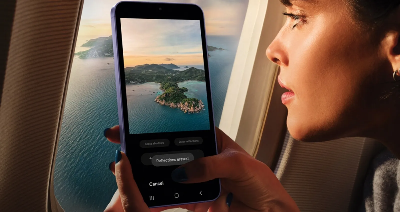 Foto de mujer tomando foto en avión con Samsung S24