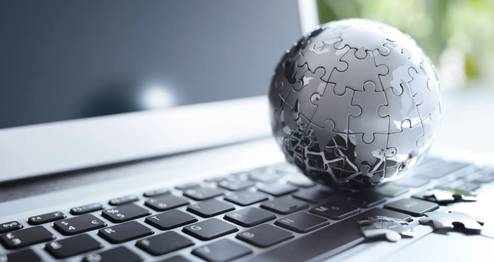Foto de una mundo armado con piezas de rompecabezas color gris sobre un teclado