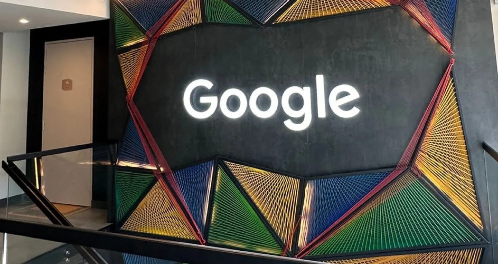 Foto de un logo de Google Colombia sobre un fondo negro