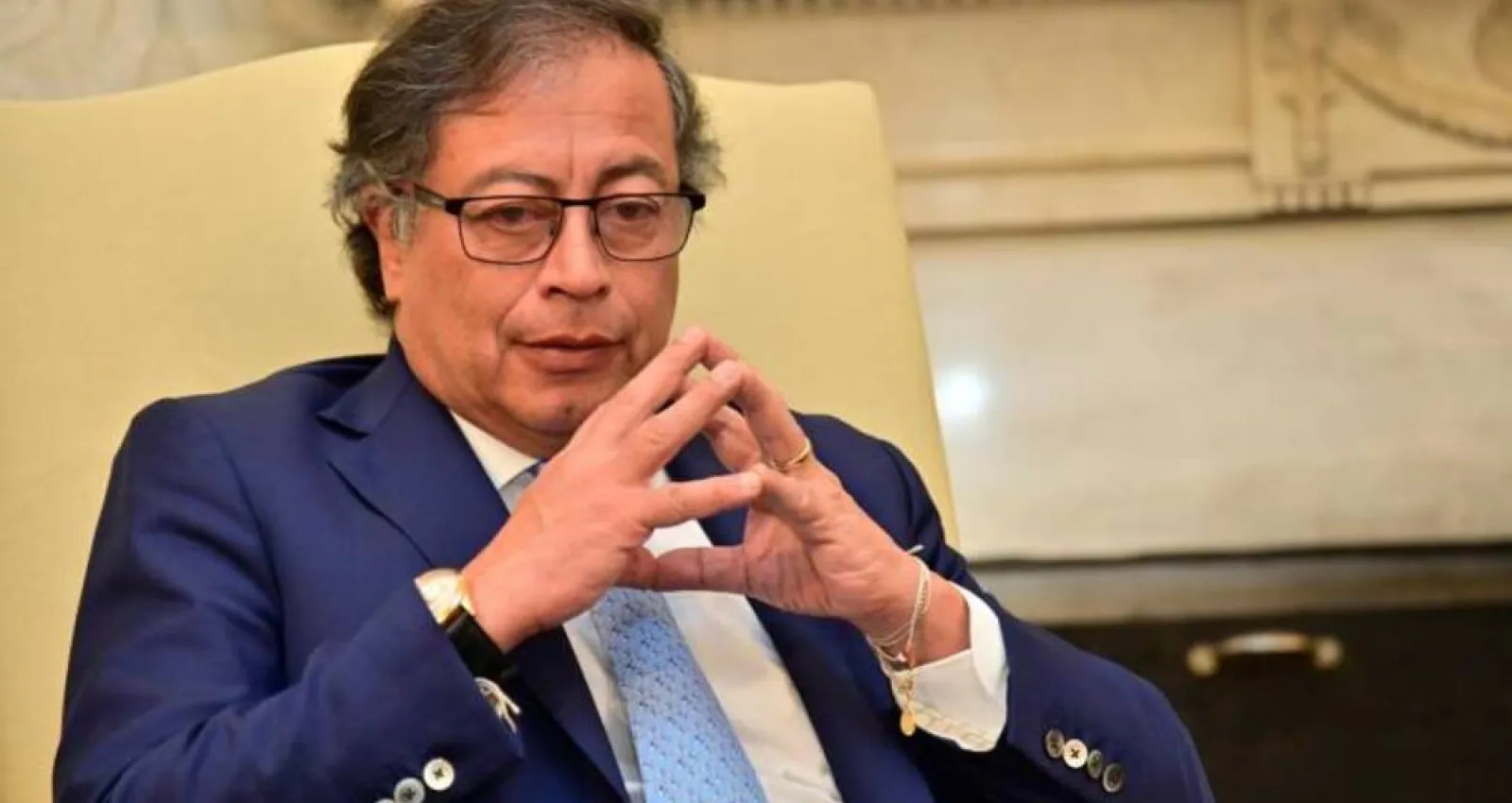 Gustavo Petro con las manos cruzadas