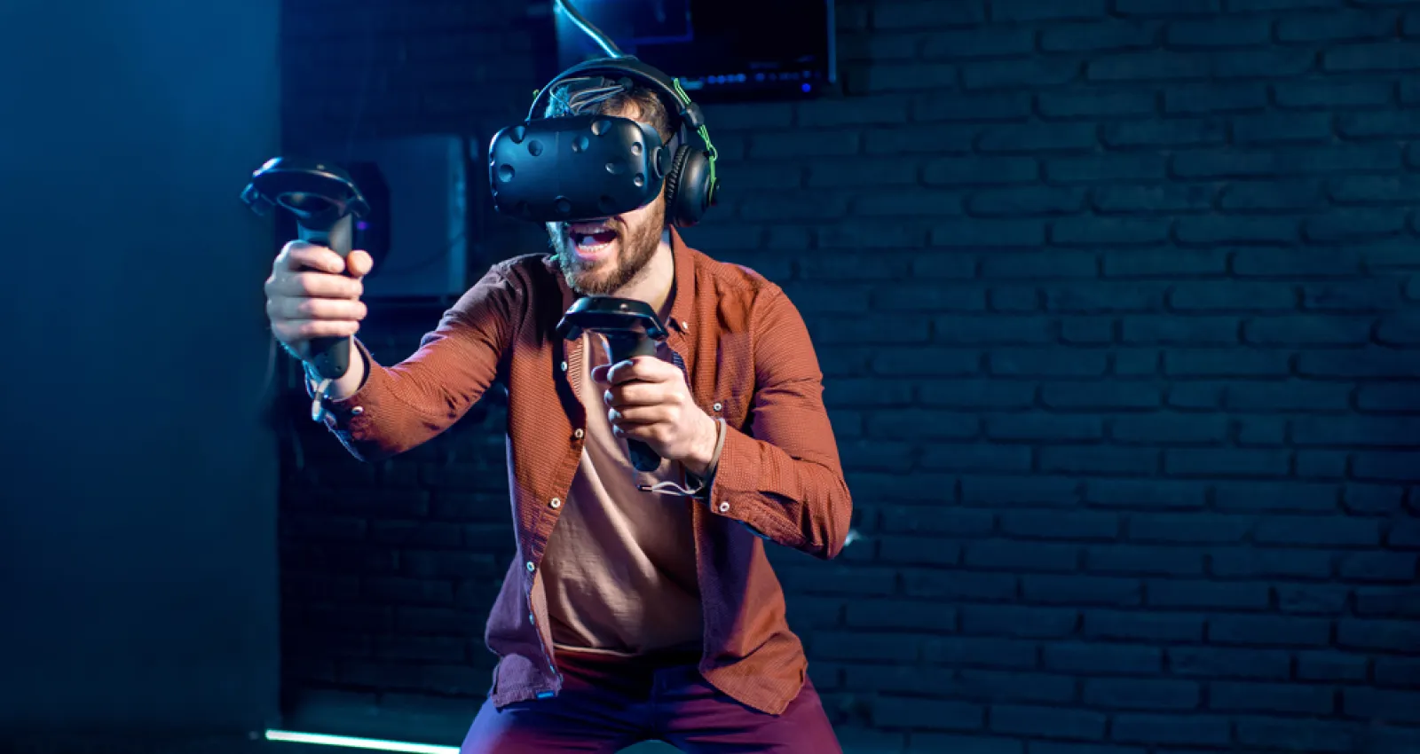 Hombre jugando con gafas de realidad aumentada con un fondo azul
