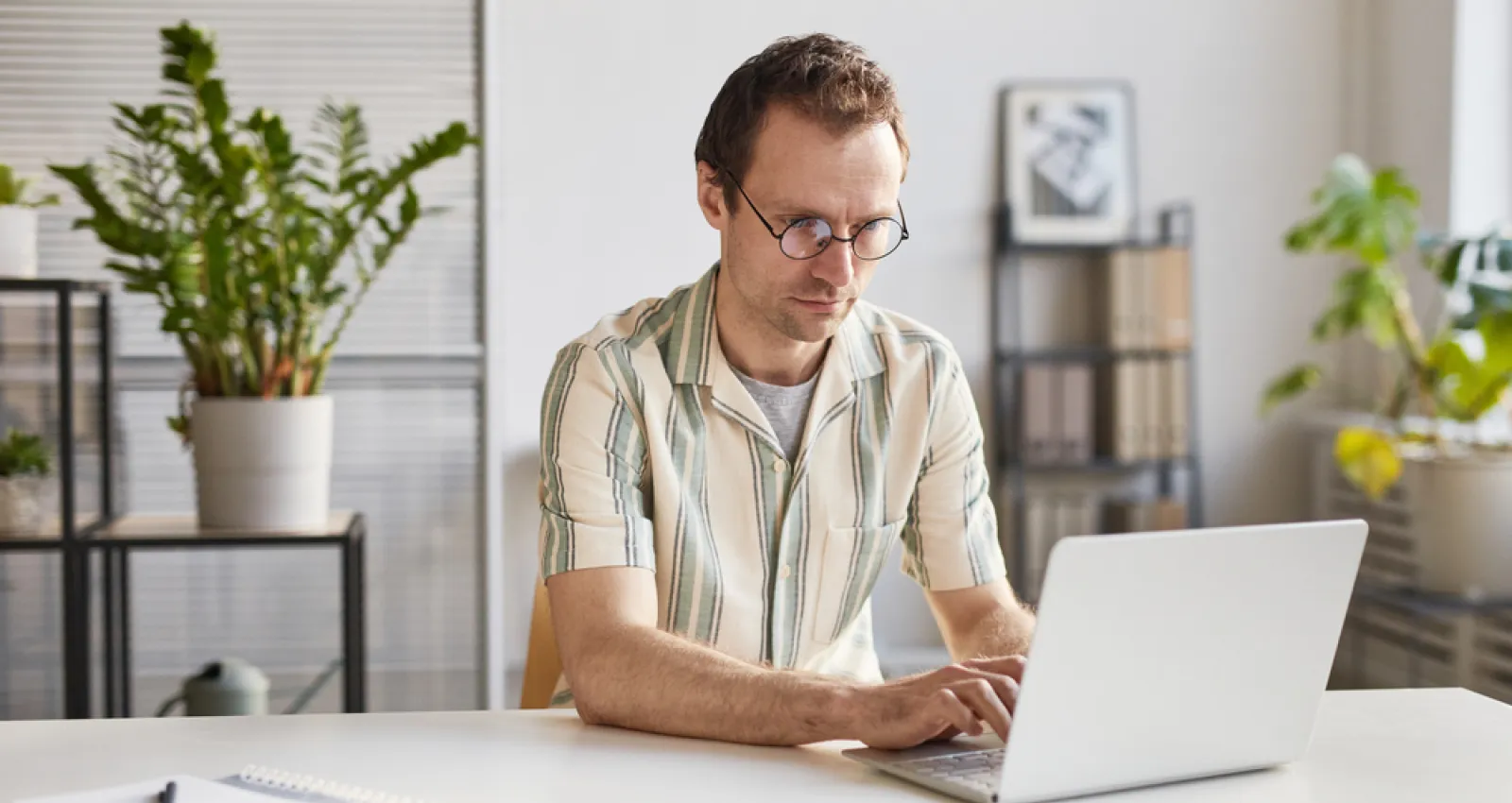 Hombre trabajando con un computador