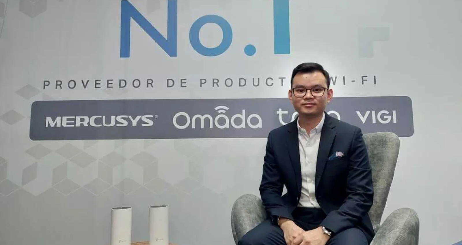 Hyman Chen, country manager de tp link en colombia, foto de un hombre sentado con la marca detrás