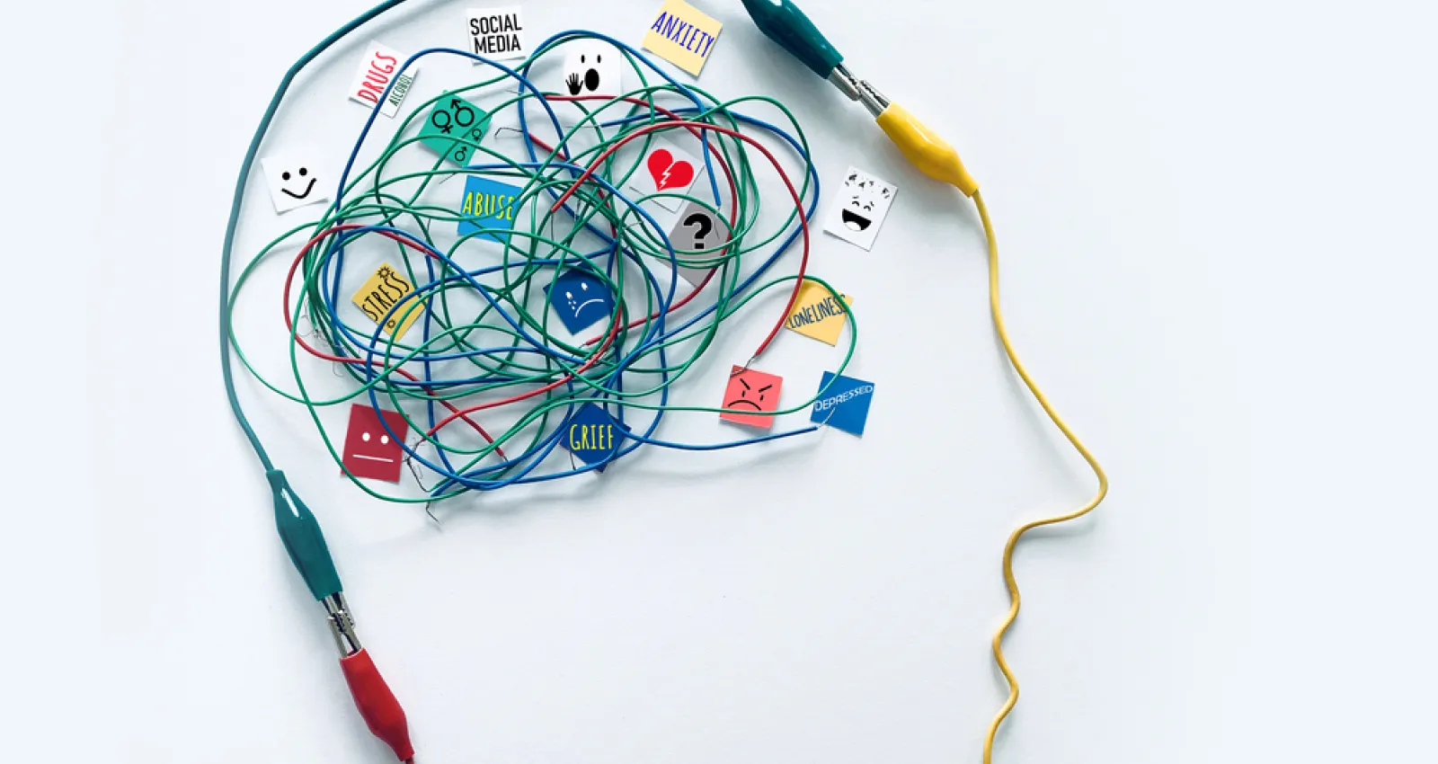 Ilustración del perfil de una persona elaborado con cables