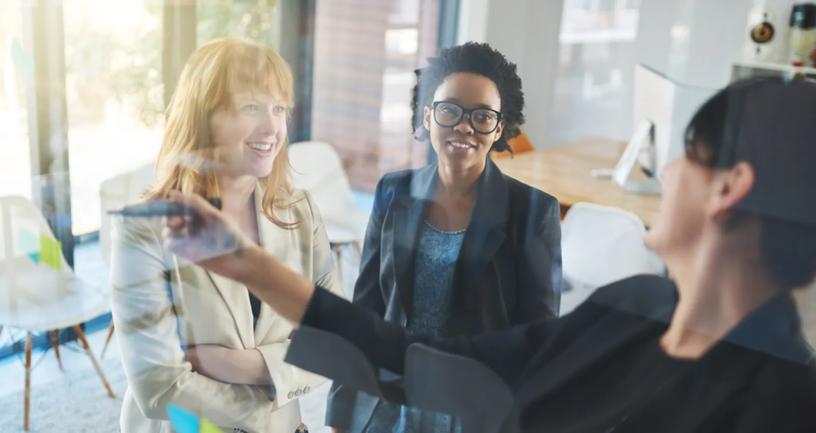 Tres mujeres revisando el éxito de su empresa