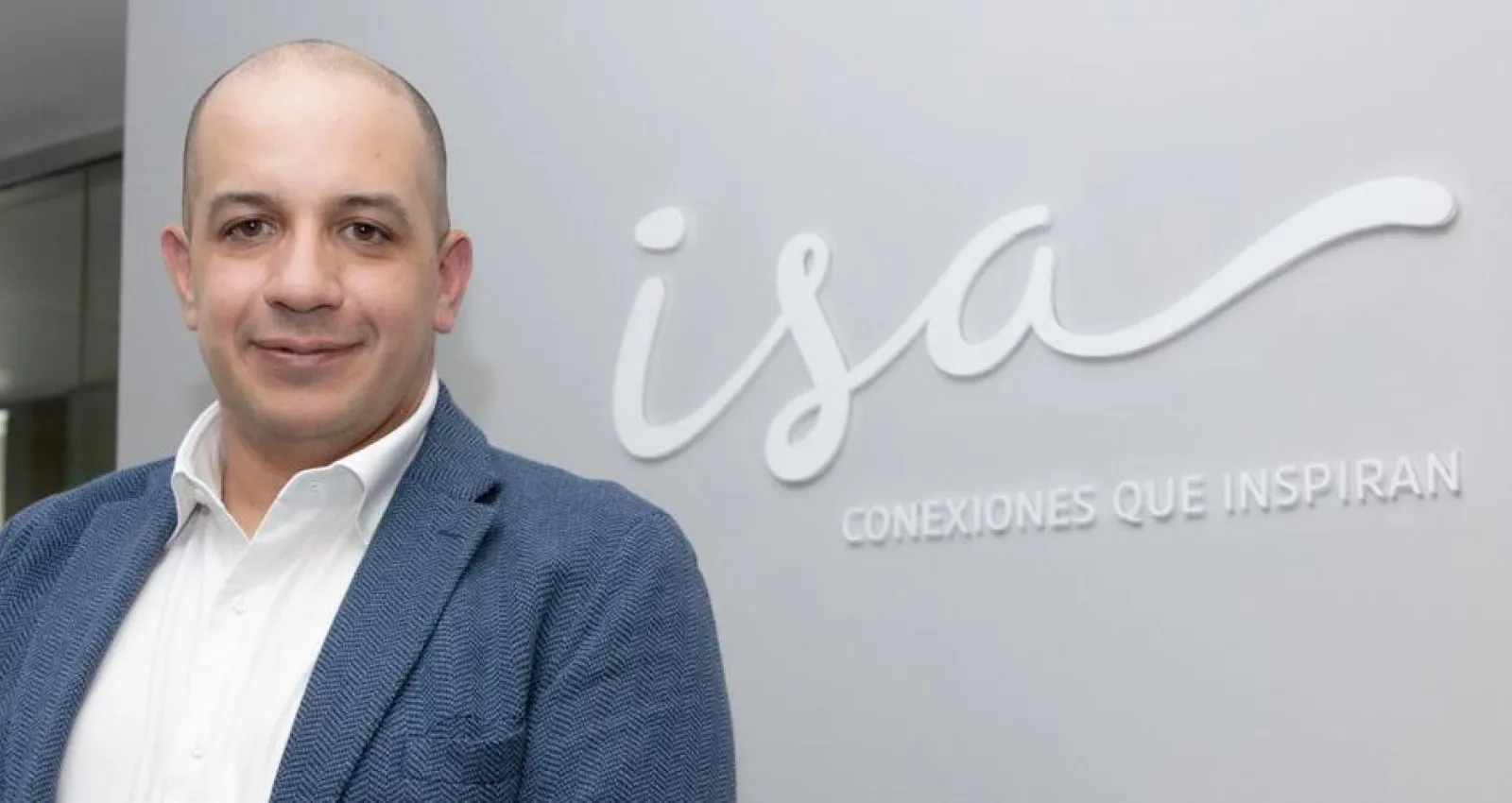 foto de un hombre con traje mirando a la cámara