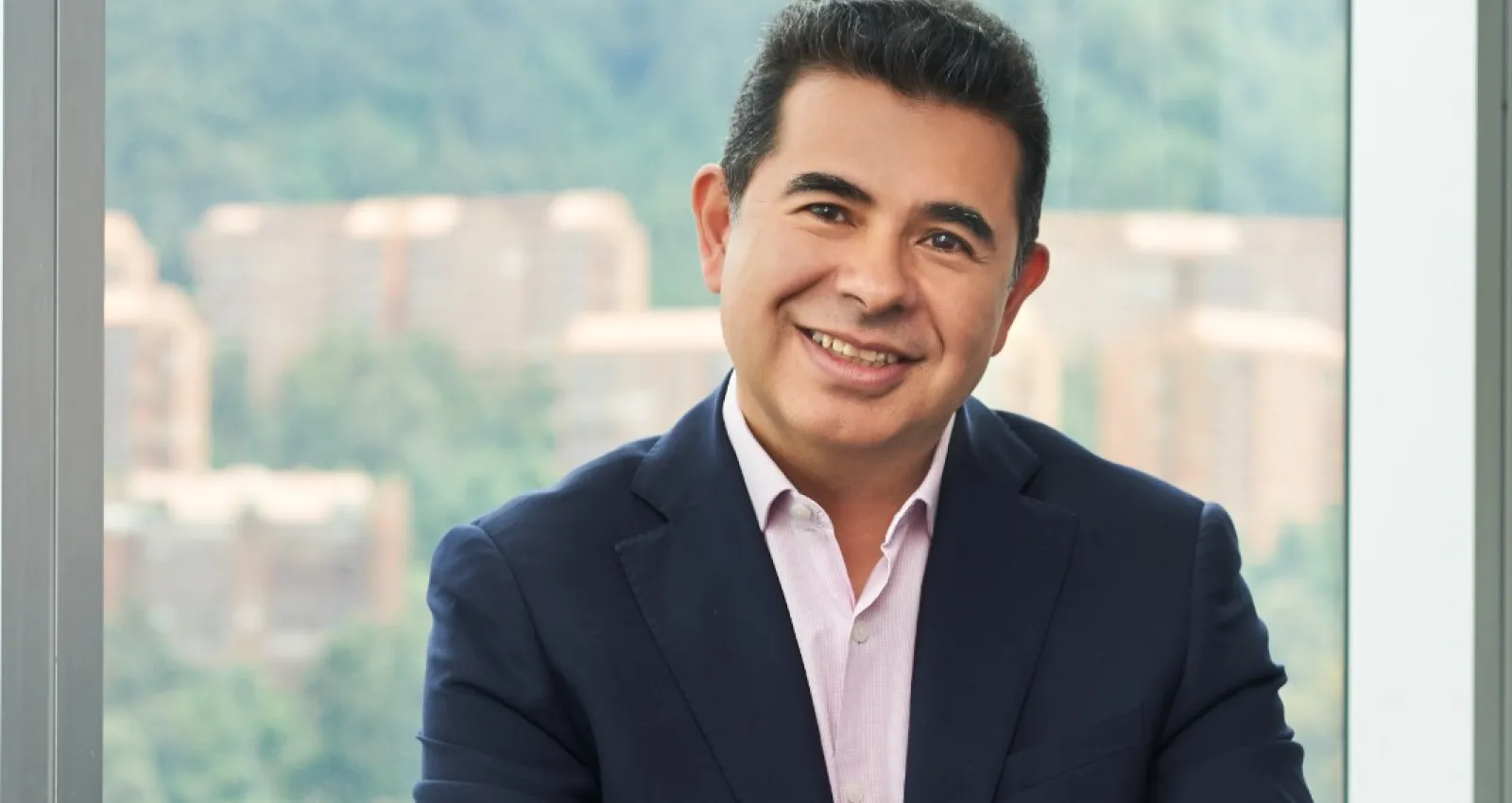 Foto de hombre mirando a la cámara