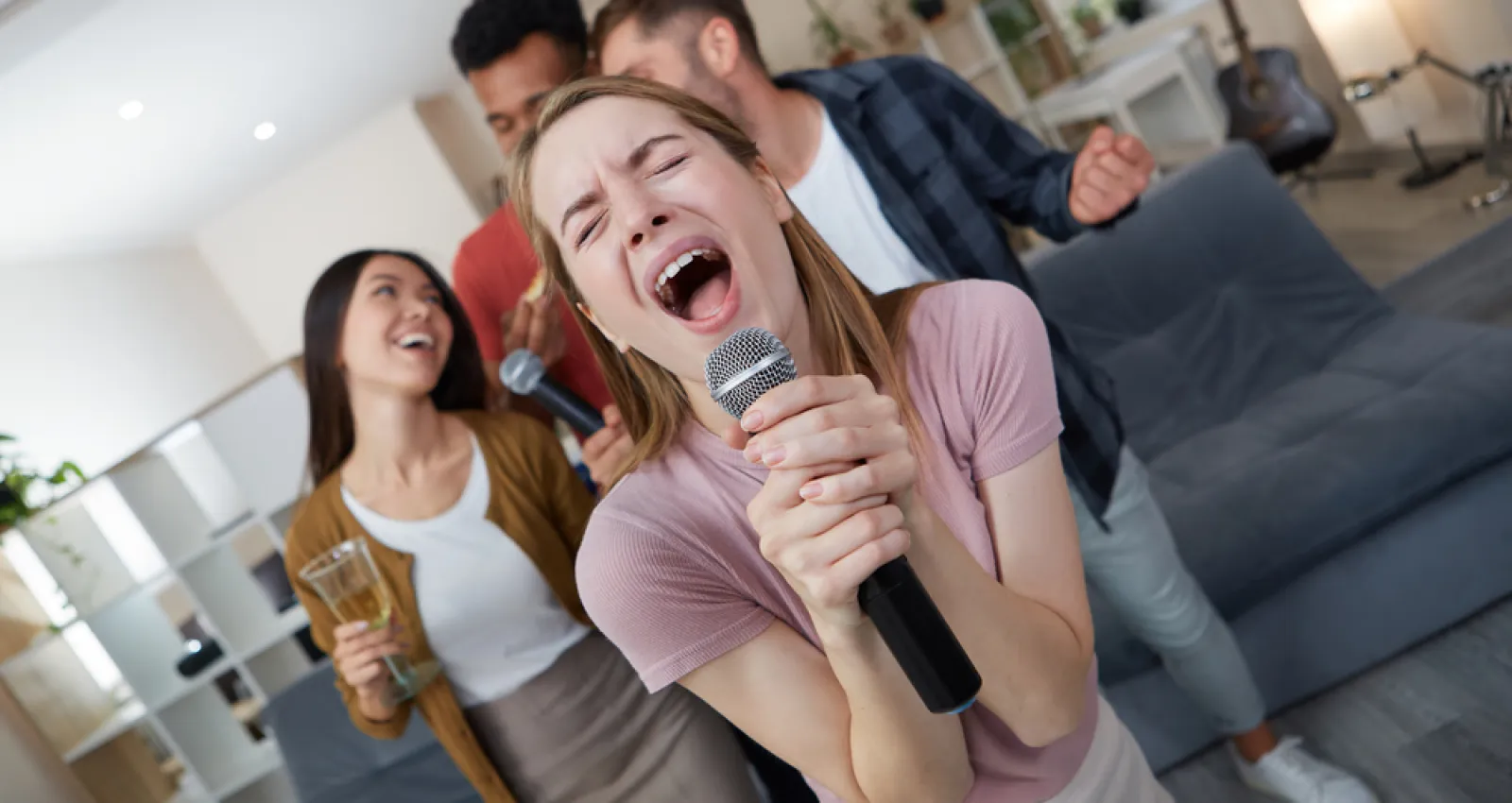 Karaoke, varias personas cantando frente a un televisor