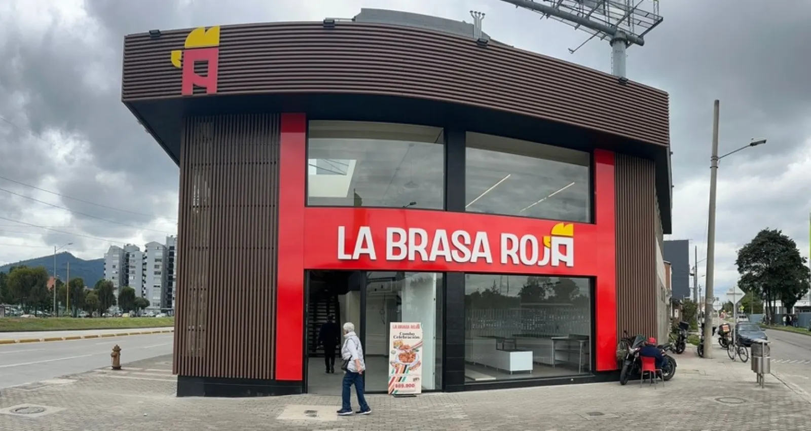 Foto de un local que dice la brasa roja