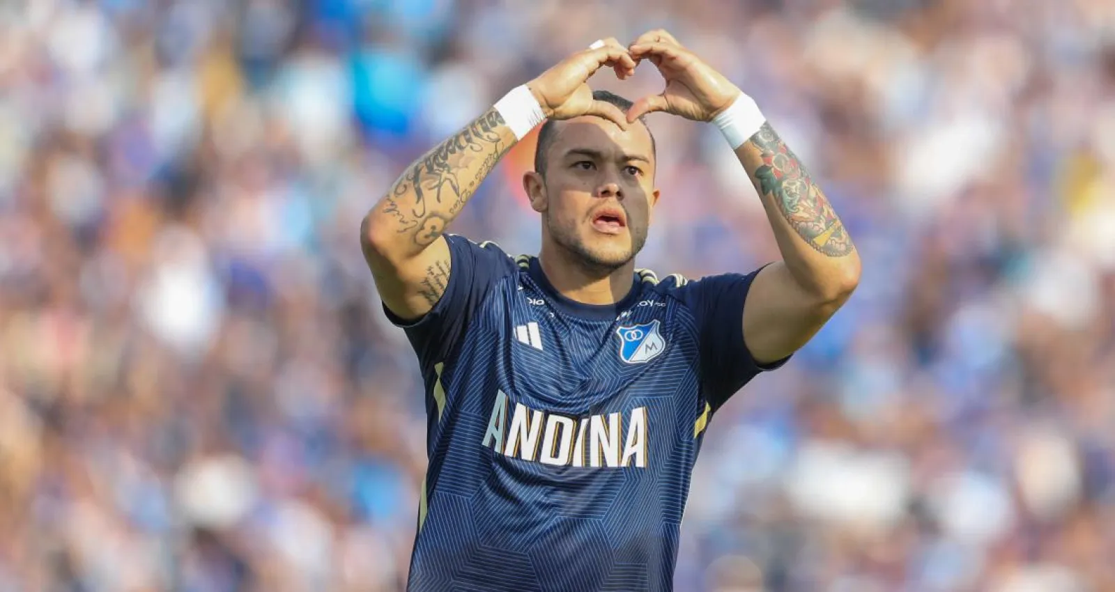 Foto de un jugador con una camiseta azul