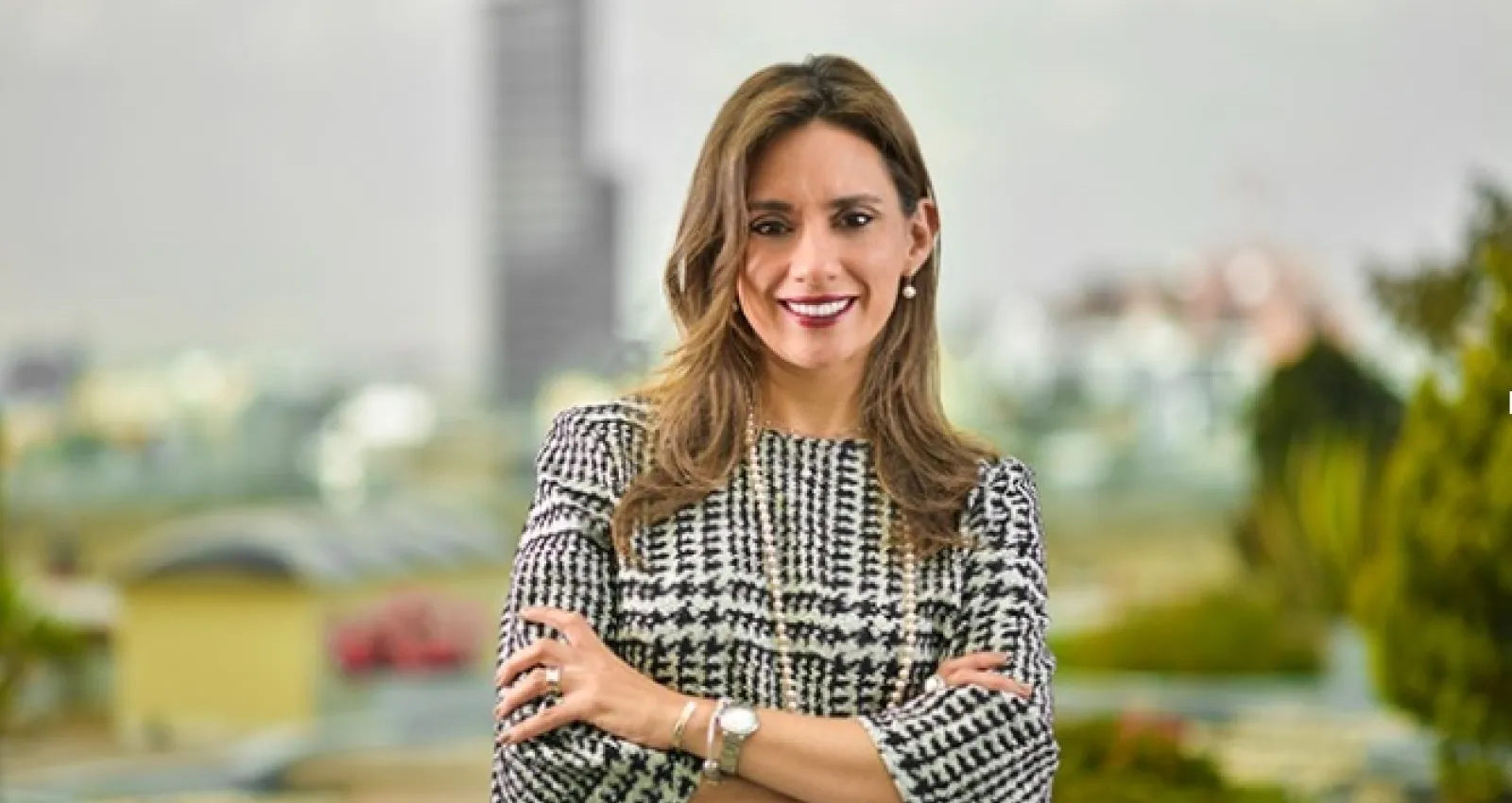 Texto de entrevista con foto de una mujer al costado derecho