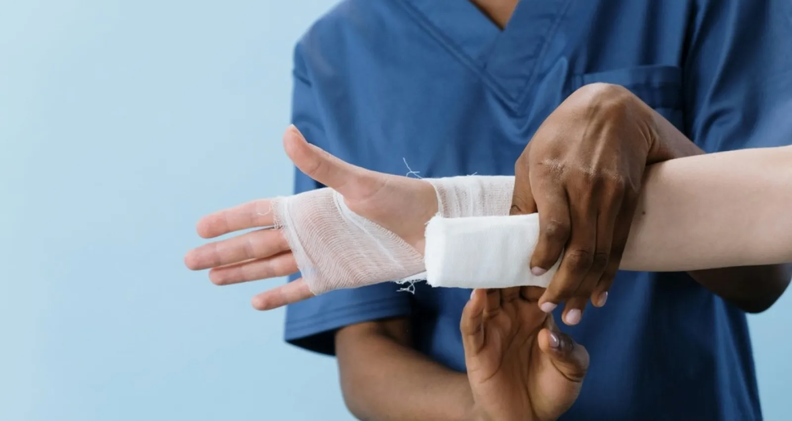 foto de una mano vendada