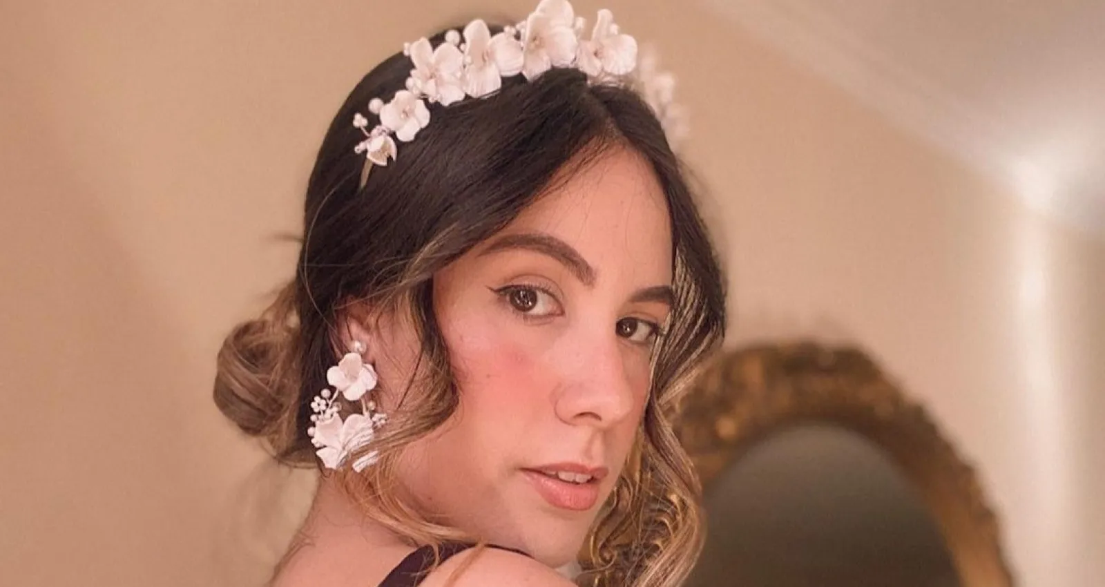 Maria Alejandra Parra, emprendedora dueña de Cafuné, usando una Cafuné