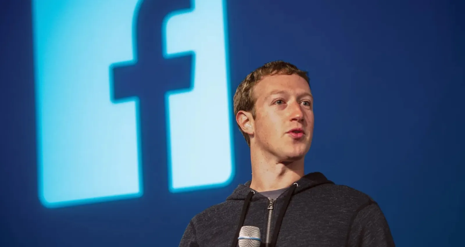 Foto de mark zuckerberg con fondo azul