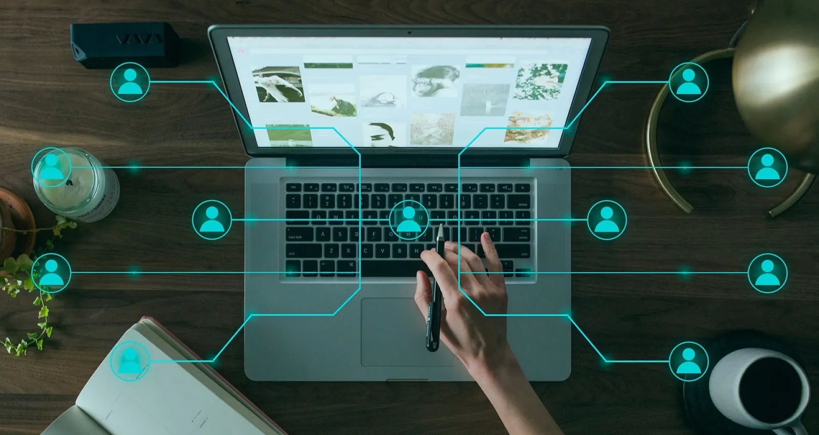 computadora con enlaces que hacen referencia a tendencias tecnológicas 