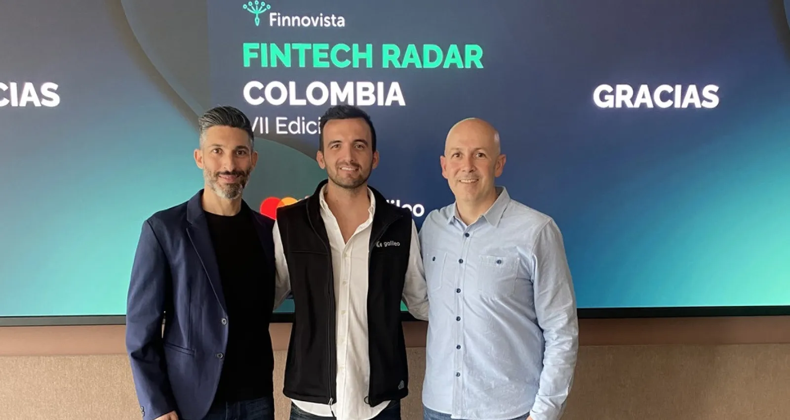 Foto de tres hombres con un fondo de master card