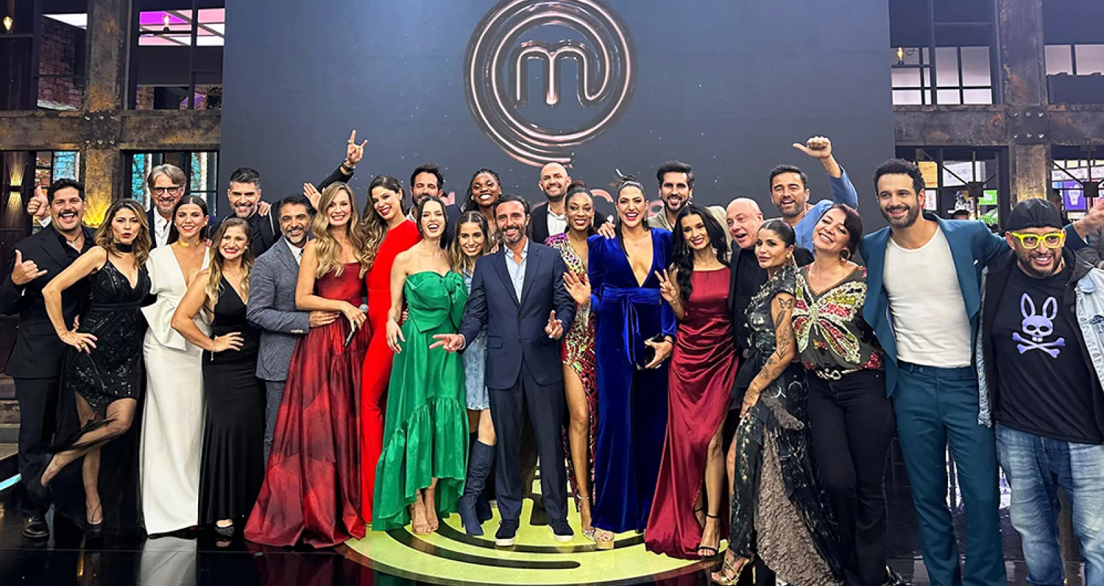 Foto de varias personas mirando a la cámara