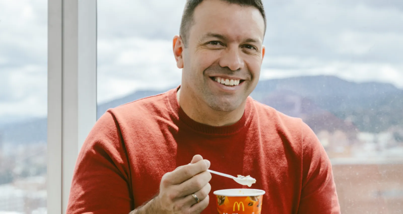 Foto de un hombre comiendo helado en mcdonald's
