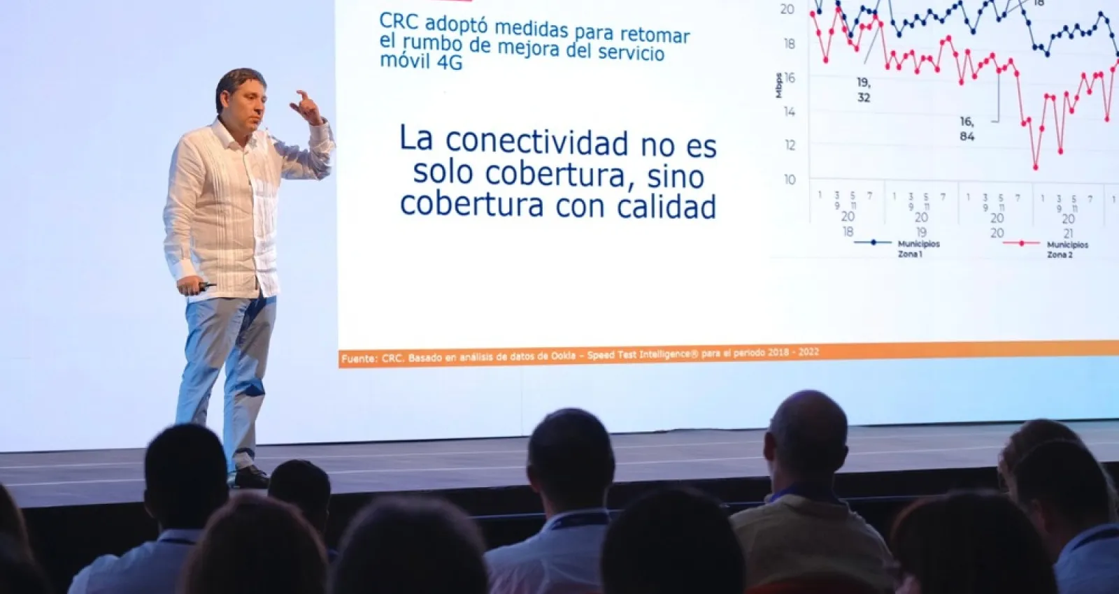 Foto de un hombre explicando un tema
