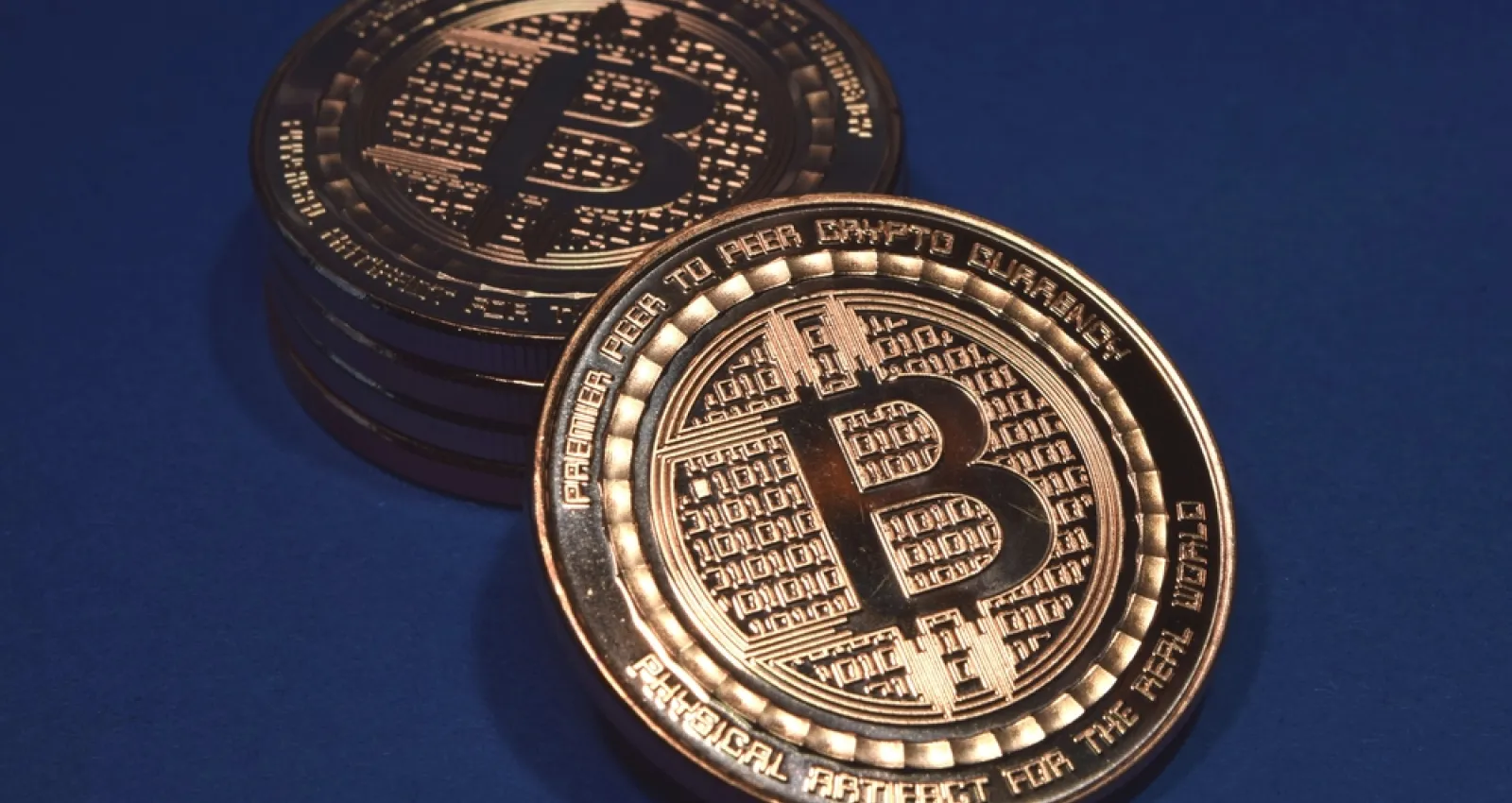 Monedas bitcoin con fondo azul