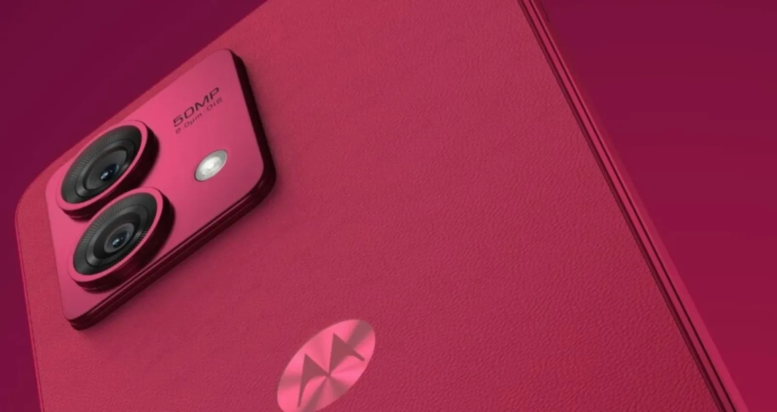 Foto de un celular rojo con el logo de motorola, o sea, una M
