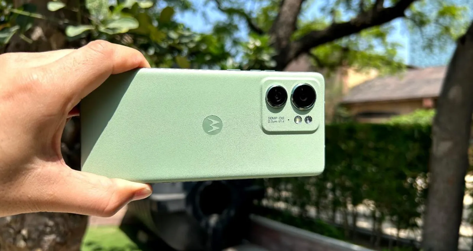 Fotografía de una persona con un celular en la mano