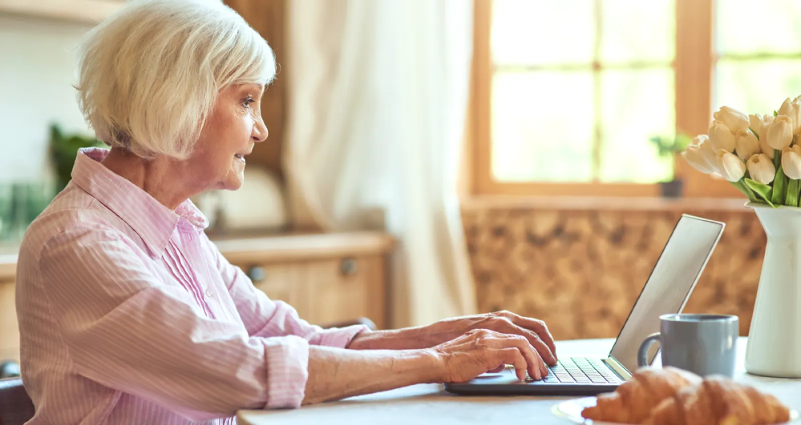 mujer adulta con pelo blanco mirando el pc